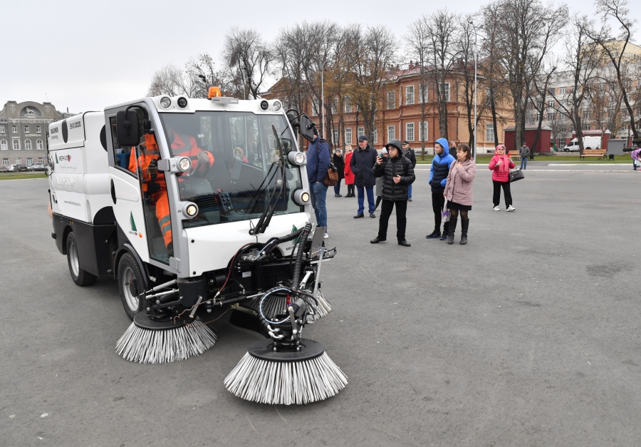 Саратову передали 44 дорожно-коммунальные машины