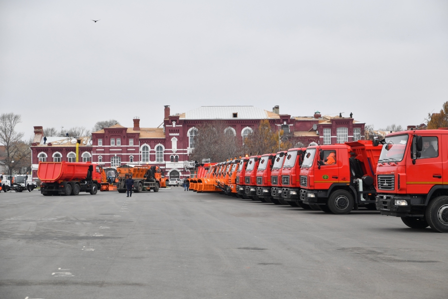 Саратову передали 44 дорожно-коммунальные машины