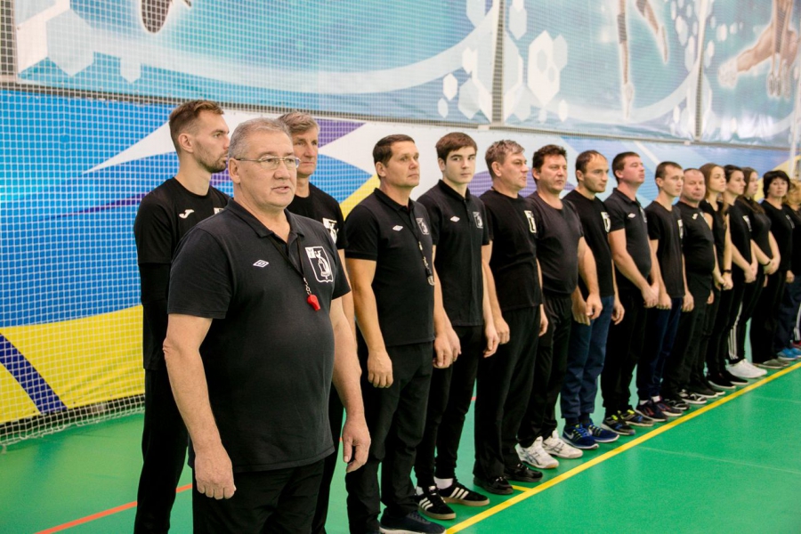 Тренер распределил участников соревнований в команды каждая. Дудин тренер по волейболу Саратов.