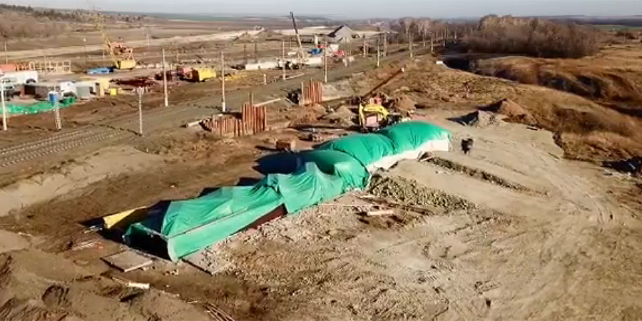 Рабочие обустраивают фундамент под будущим путепроводом у села Синодское