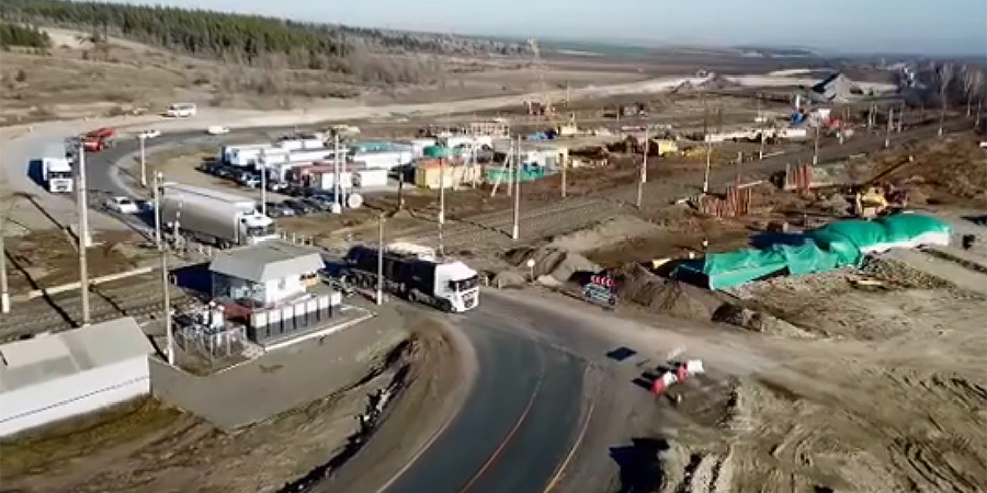 Рабочие обустраивают фундамент под будущим путепроводом у села Синодское