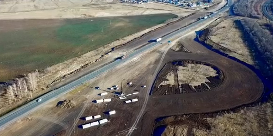 Рабочие обустраивают фундамент под будущим путепроводом у села Синодское