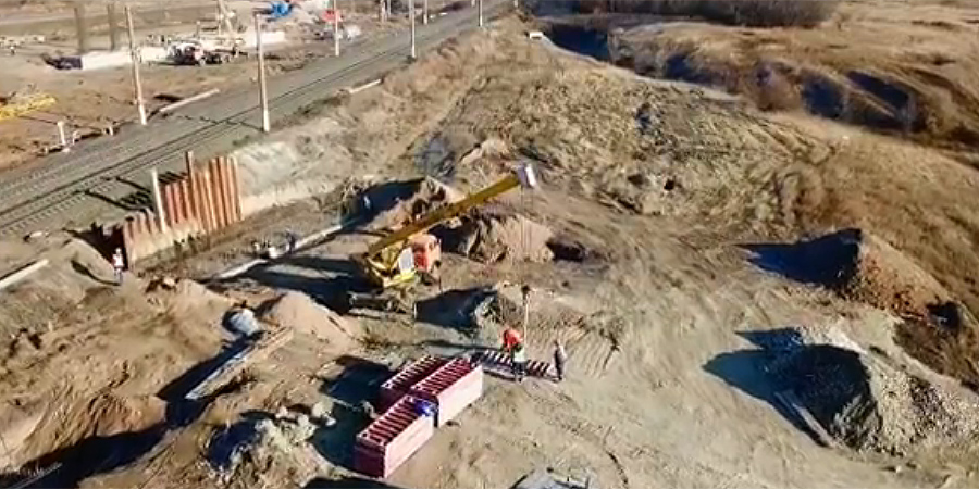 Рабочие обустраивают фундамент под будущим путепроводом у села Синодское