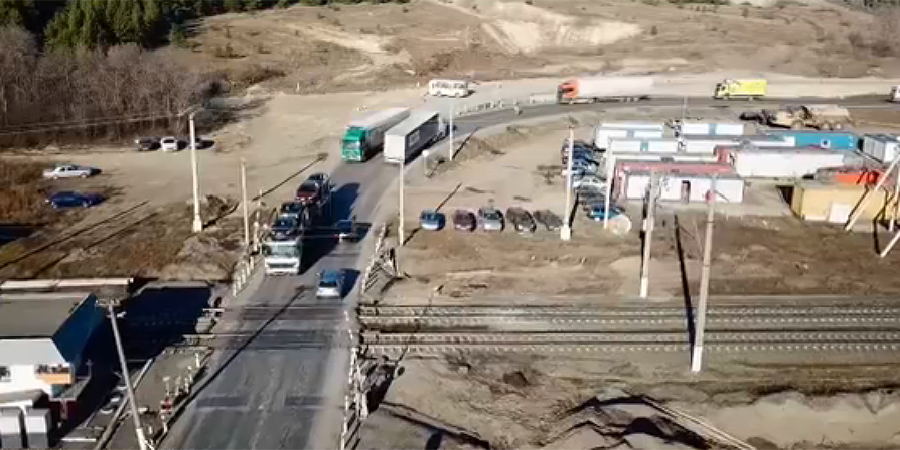 Рабочие обустраивают фундамент под будущим путепроводом у села Синодское