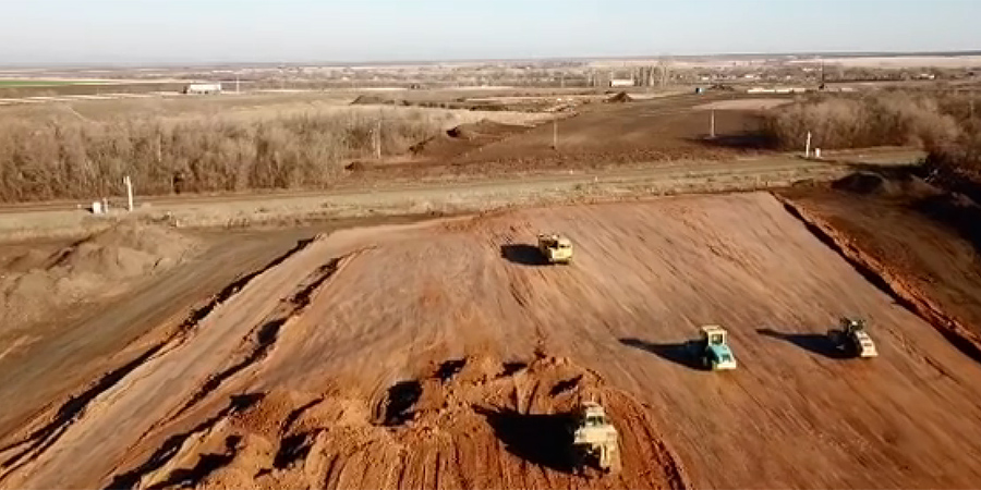 Рабочие обустраивают фундамент под будущим путепроводом у села Синодское