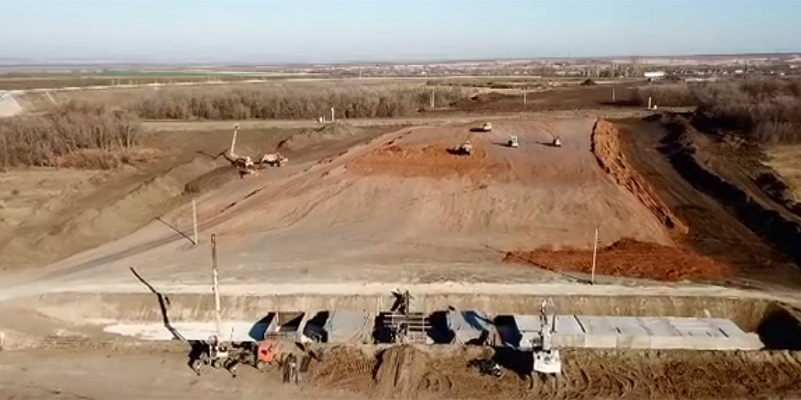 Рабочие обустраивают фундамент под будущим путепроводом у села Синодское