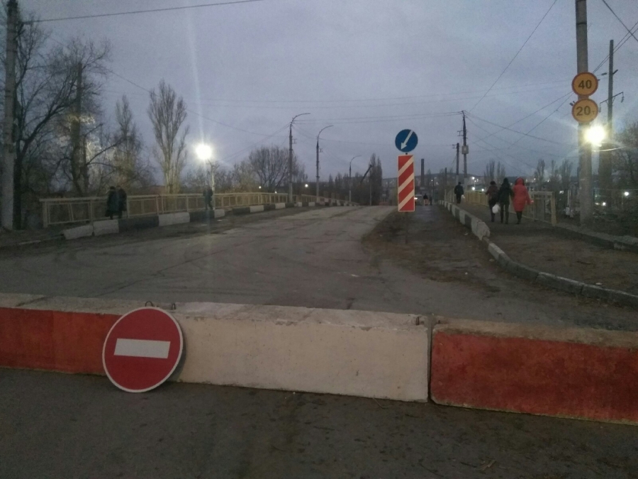 У перекрытого Трофимовского моста установили светофоры и нарисовали «зебру»