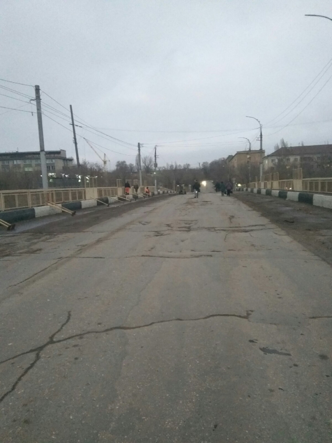 У перекрытого Трофимовского моста установили светофоры и нарисовали «зебру»