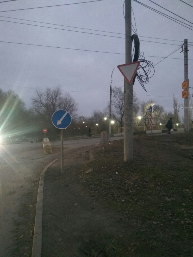 У перекрытого Трофимовского моста установили светофоры и нарисовали «зебру»