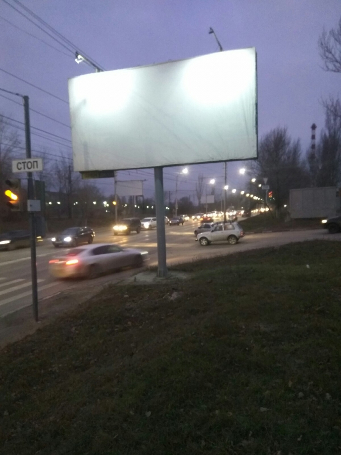 У перекрытого Трофимовского моста установили светофоры и нарисовали «зебру»