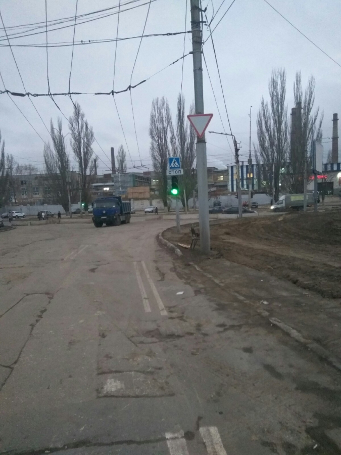 У перекрытого Трофимовского моста установили светофоры и нарисовали «зебру»