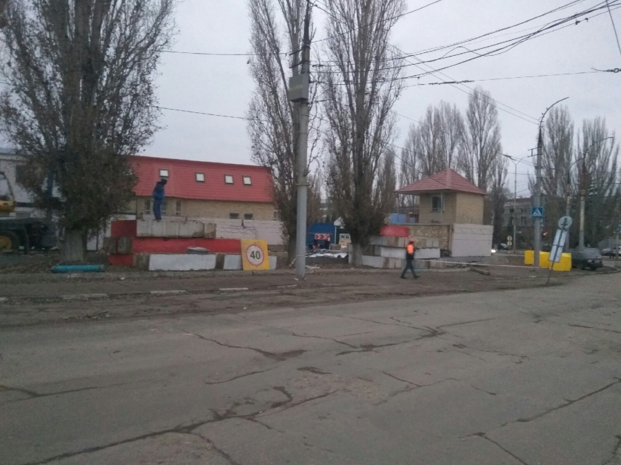 У перекрытого Трофимовского моста установили светофоры и нарисовали «зебру»