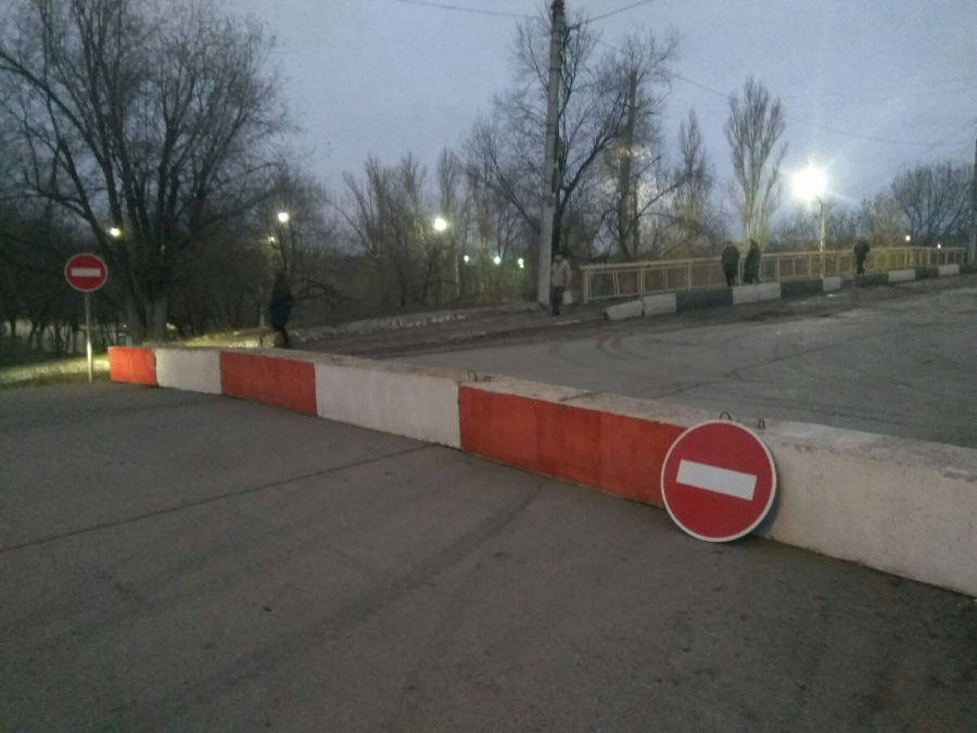 У перекрытого Трофимовского моста установили светофоры и нарисовали «зебру»