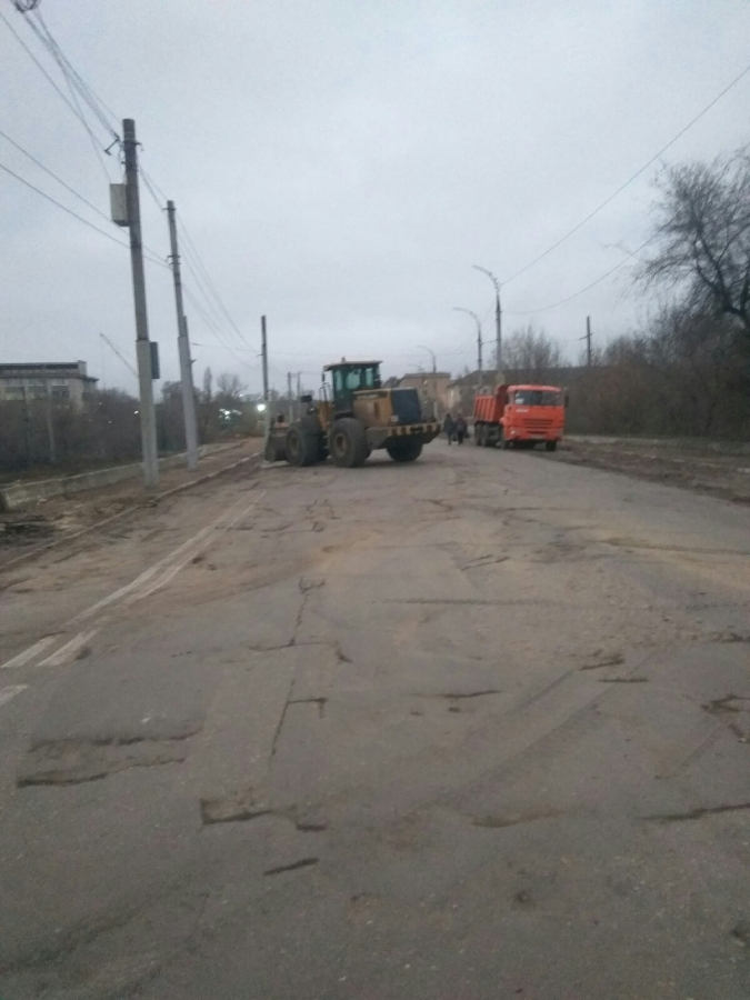 У перекрытого Трофимовского моста установили светофоры и нарисовали «зебру»