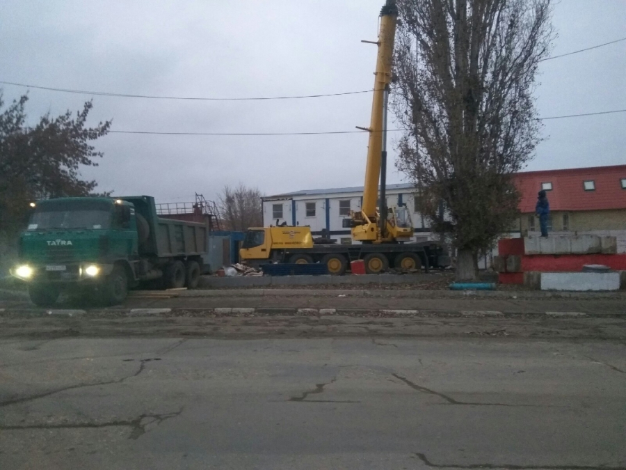 У перекрытого Трофимовского моста установили светофоры и нарисовали «зебру»