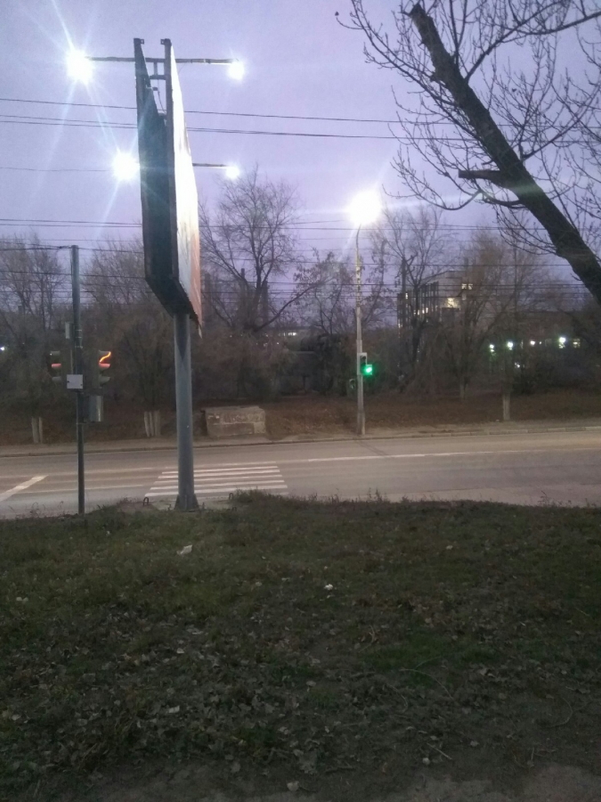 У перекрытого Трофимовского моста установили светофоры и нарисовали «зебру»