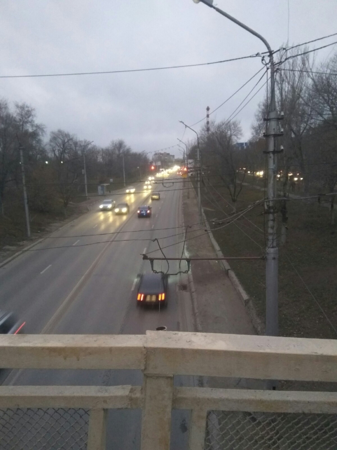 У перекрытого Трофимовского моста установили светофоры и нарисовали «зебру»