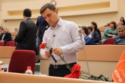 На заседании думы коммунисты устроили церемонию «похорон» Саратовской области На заседании думы коммунисты устроили церемонию «похорон» Саратовской области