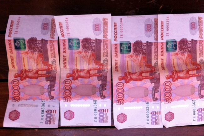 Иностранец сбывал фальшивки, найденные на столичной мусорке