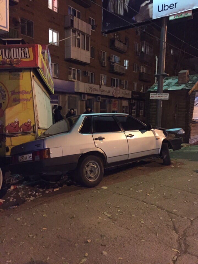 В Энгельсе «девяносто девятая» снесла киоск с шаурмой