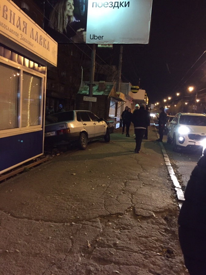 В Энгельсе «девяносто девятая» снесла киоск с шаурмой