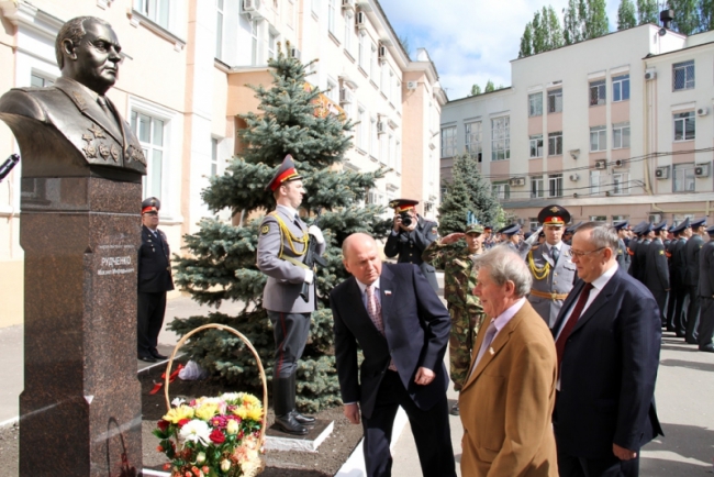 Накануне Дня Победы в Саратове открыли Аллею мужества