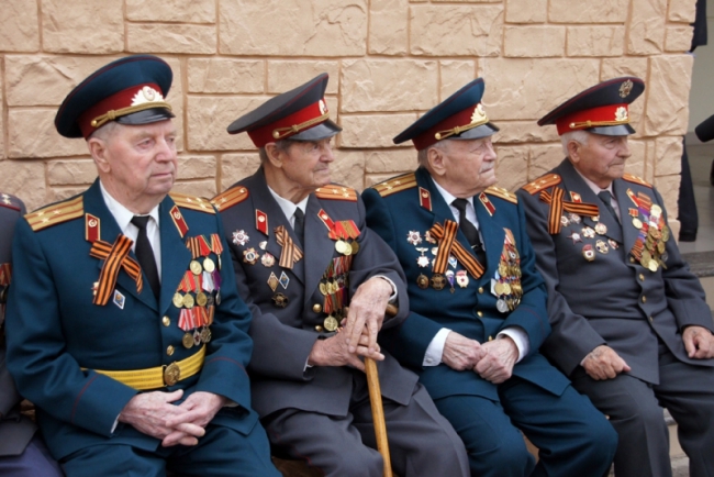 Накануне Дня Победы в Саратове открыли Аллею мужества