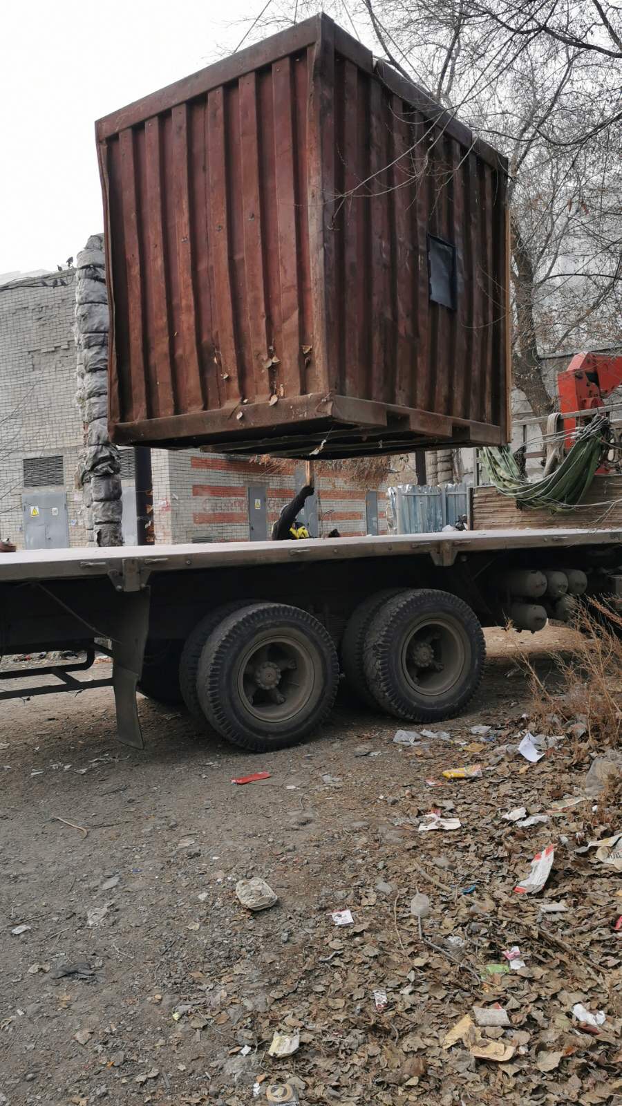 В Заводском районе алкоголь незаконно продавали из металлического контейнера