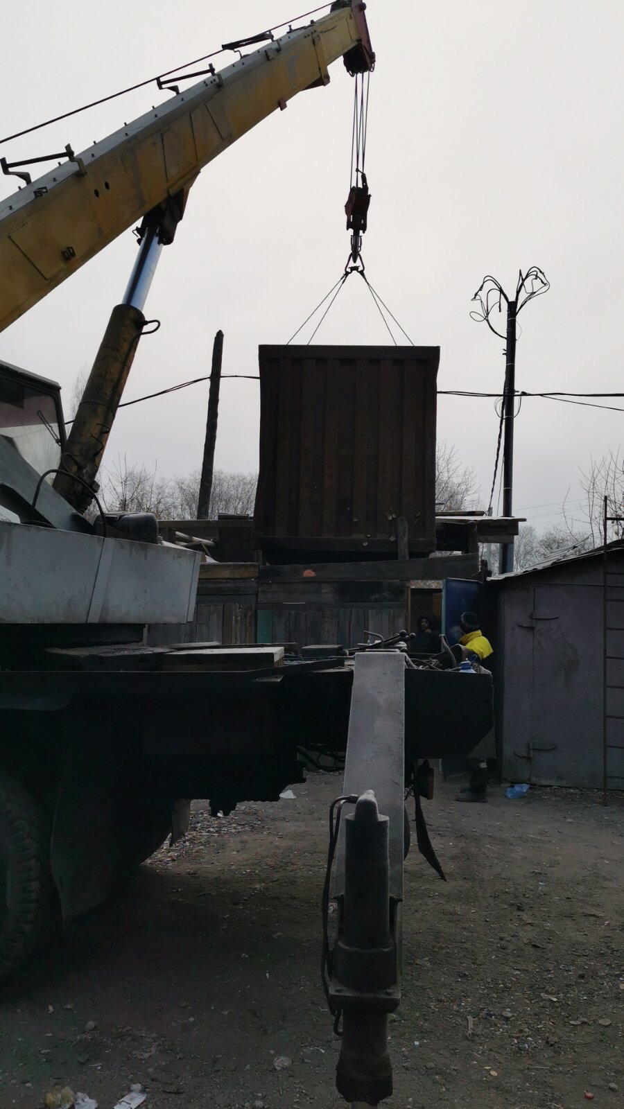 В Заводском районе алкоголь незаконно продавали из металлического контейнера