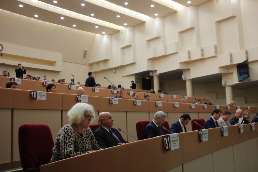 В Саратове не хватает денег на декабрьскую зарплату учителям двух районов