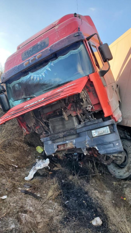 В столкновении легковушки, крана и фуры под Саратовом пострадали двое мужчин