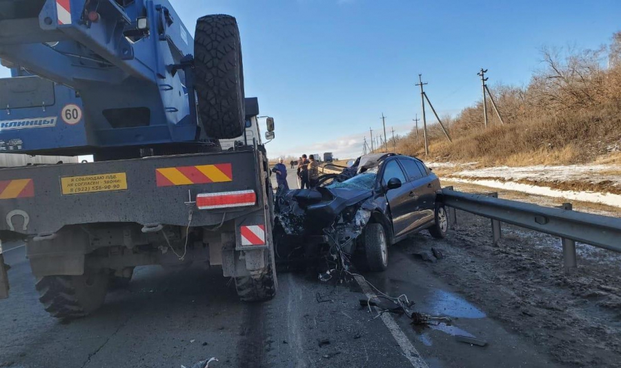 В столкновении легковушки, крана и фуры под Саратовом пострадали двое мужчин