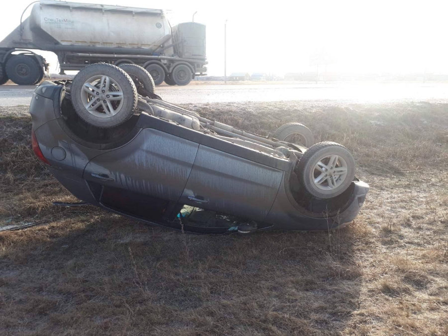 Девушка на кроссовере «Ссанг Йонг» опрокинулась в кювет под Пугачевом