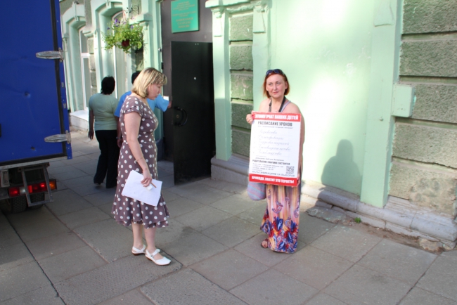 Столичная журналистка устроила акцию протеста у татарской гимназии