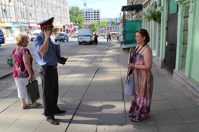 Столичная журналистка устроила акцию протеста у татарской гимназии