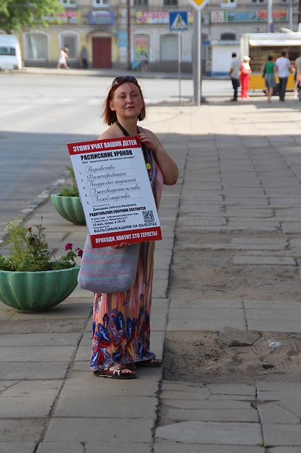 Столичная журналистка устроила акцию протеста у татарской гимназии