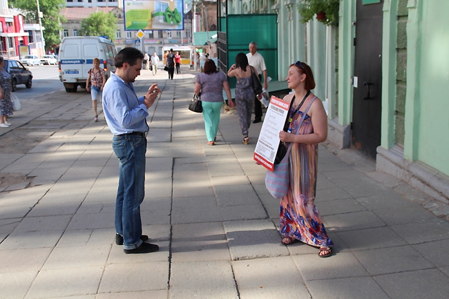 Столичная журналистка устроила акцию протеста у татарской гимназии