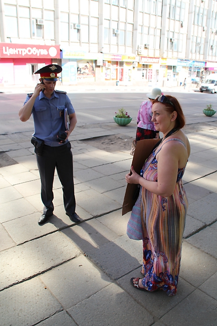 Столичная журналистка устроила акцию протеста у татарской гимназии