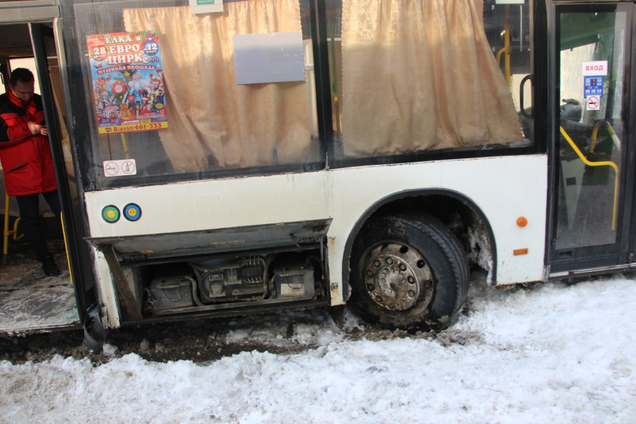 Авария автобуса с детьми. Саратов авария автобус. Врезался автобус в Самаре в столб.