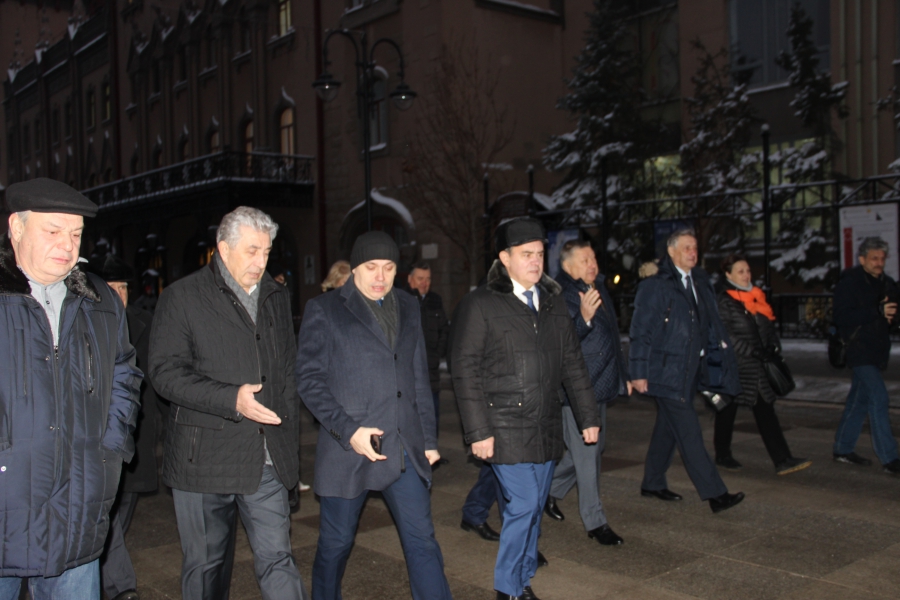 Руководителям заксобраний ПФО устроили экскурсию по проспекту Кирова