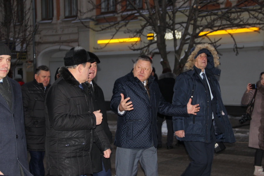 Руководителям заксобраний ПФО устроили экскурсию по проспекту Кирова