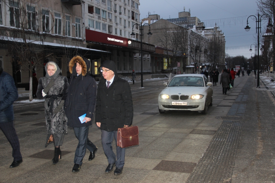 Руководителям заксобраний ПФО устроили экскурсию по проспекту Кирова