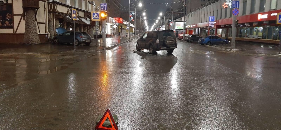 На Московской «Астра» после ДТП вылетела на тротуар возле «Улья»