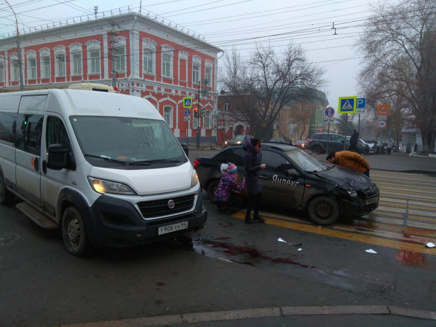 Такси «Яндекс» и микроавтобус устроили ДТП в центре Саратова