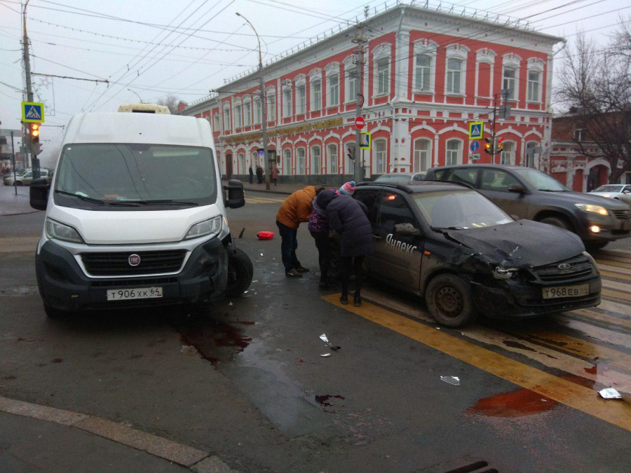 Такси «Яндекс» и микроавтобус устроили ДТП в центре Саратова