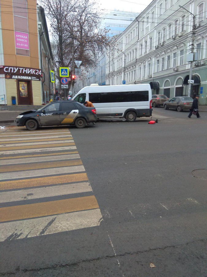 Такси «Яндекс» и микроавтобус устроили ДТП в центре Саратова