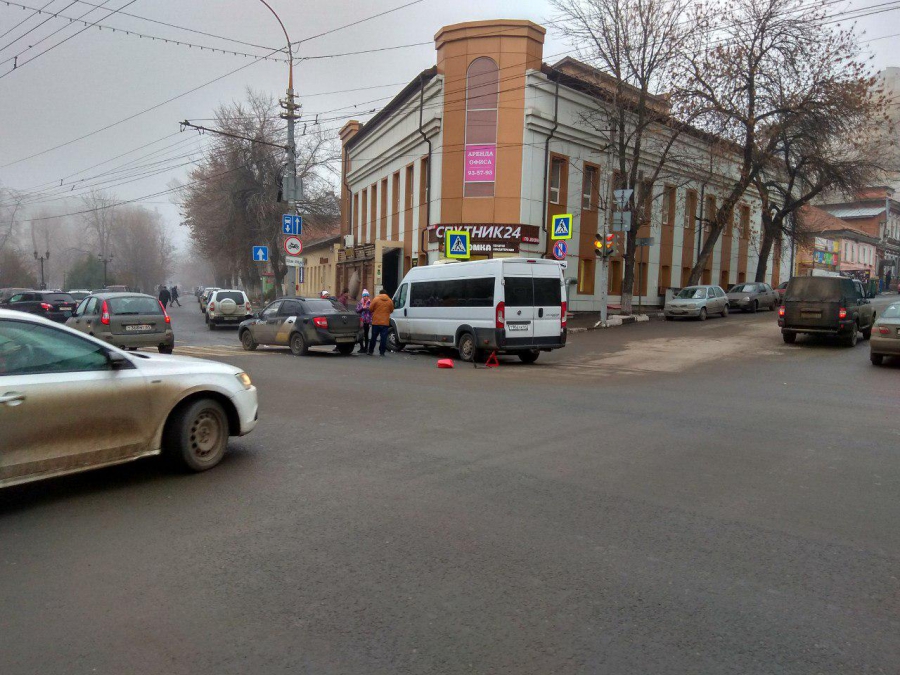 Такси «Яндекс» и микроавтобус устроили ДТП в центре Саратова