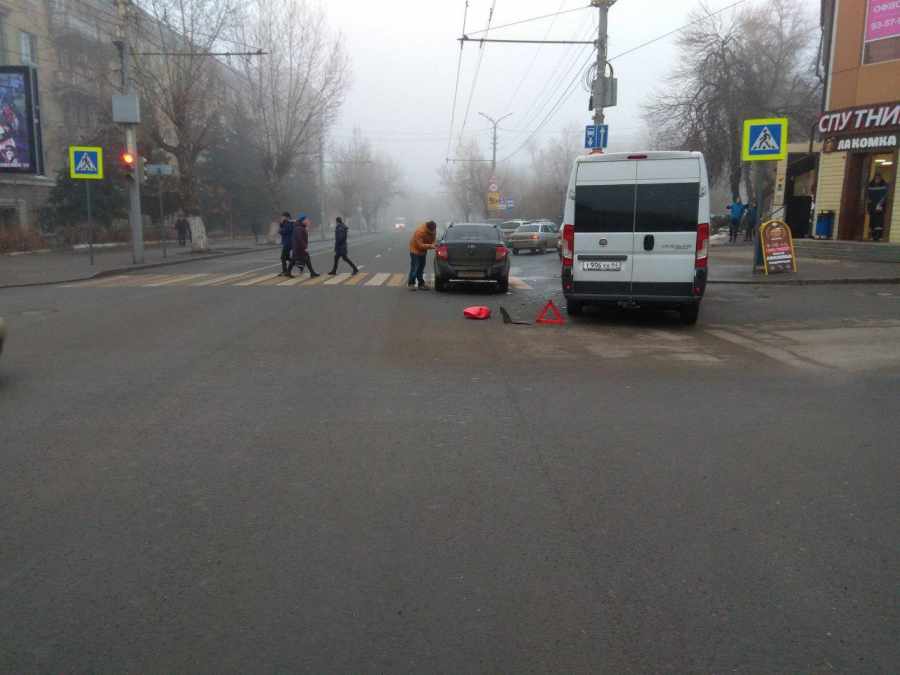 Такси «Яндекс» и микроавтобус устроили ДТП в центре Саратова