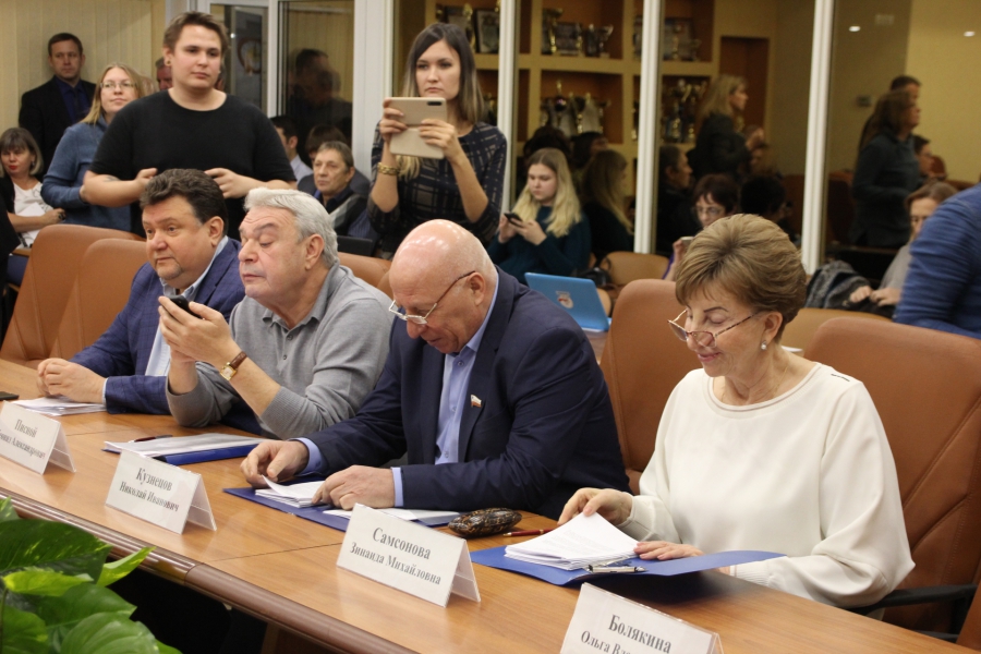 Депутата Рогожина заинтересовало соответствие закупаемого медицинского оборудования потребностям больниц