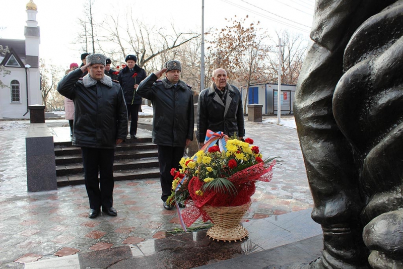 Саратовские полицейские почтили память погибших на Северном Кавказе коллег